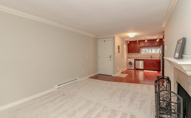 Building Photo - Beautiful 2 Bed Des Moines Condo with Amaz...