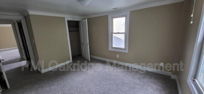 Building Photo - 906 1/2 Race Dr