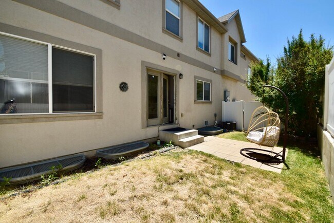 Building Photo - Great 4 Bedroom 3 Bath Home in South Jordan in Amazing HOA Community!