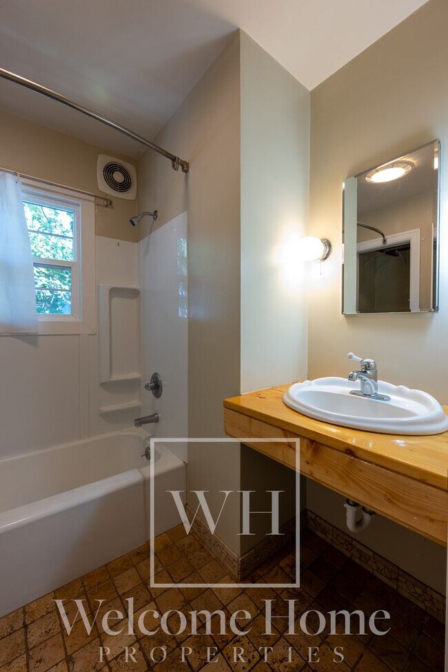 Building Photo - Vintage Home with Room to Entertain