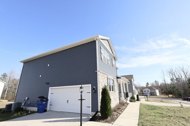 Building Photo - 7001 Batten Ct