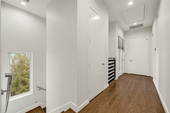 Building Photo - 707 W Clay St