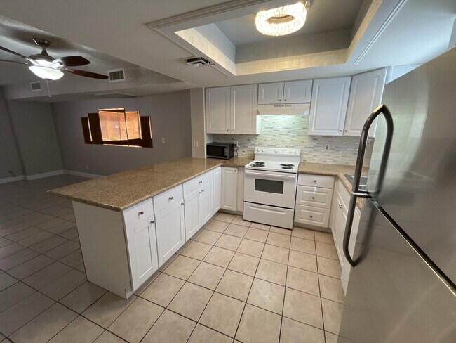 Building Photo - Don't miss the opportunity to call this co...