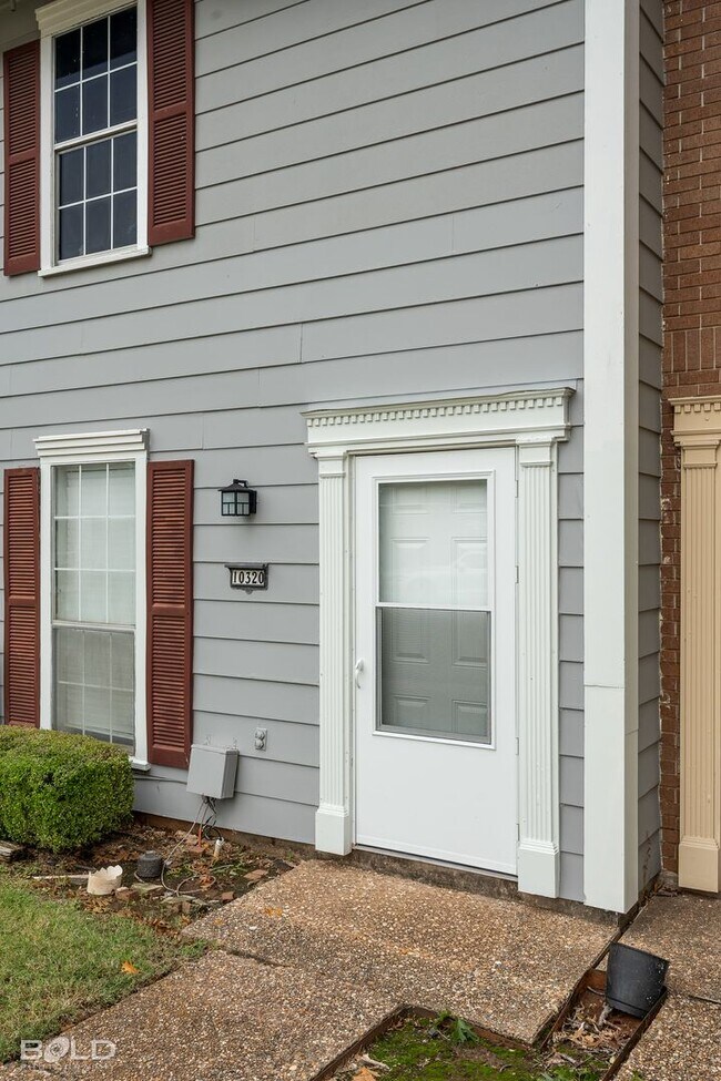 Building Photo - 3 bed 2 bath Town House