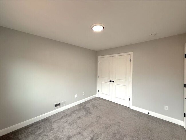 Building Photo - 4 bed, 2.5 bath duplex unit w/2 car garage