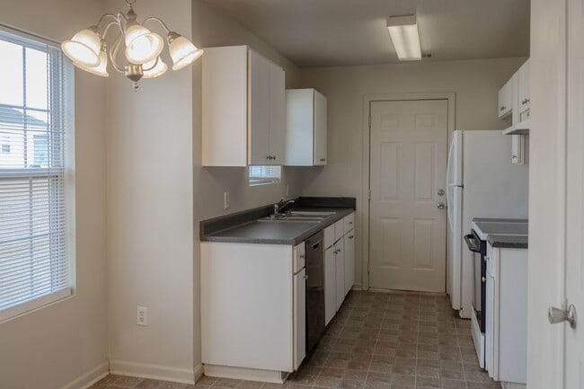 Building Photo - 5005 Scotch Pine Ave