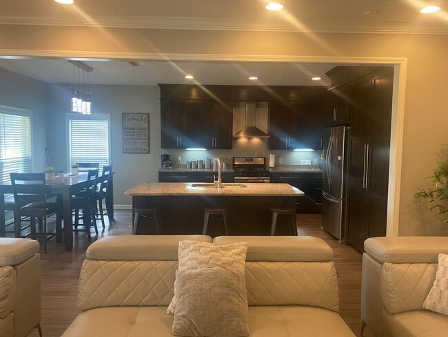 Building Photo - Beautiful 4 BR 2 bath in Prospect Ridge area