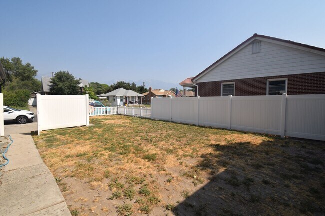 Building Photo - Unique 6 Bedroom Home in Midvale!