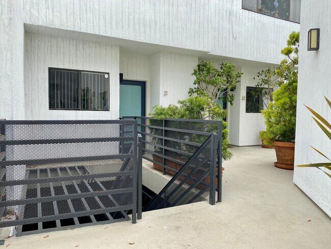 Building Photo - 2500 Abbot Kinney Blvd