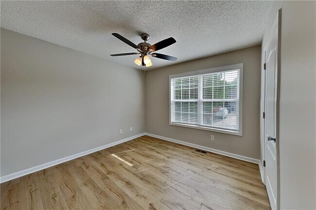 Building Photo - 42 Oak Springs Ln