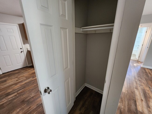 Building Photo - 924 Rarig Ave