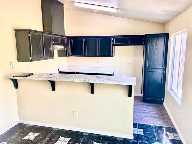 Building Photo - Enchanting Delano property just minutes fr...