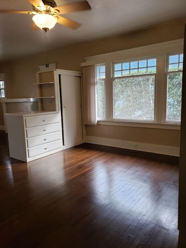 Building Photo - Craftsman style duplex w/ parking in N. Pa...