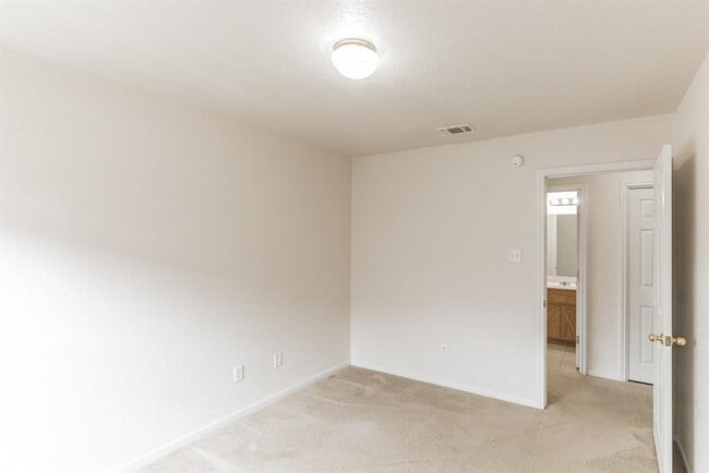 Building Photo - 319 Cedar Ridge Dr