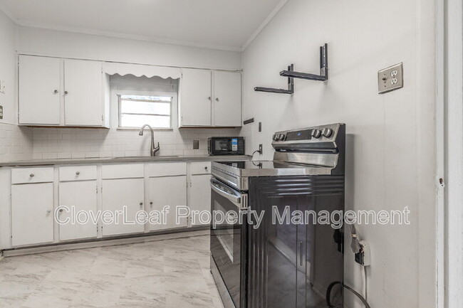 Building Photo - 323 Barrera St