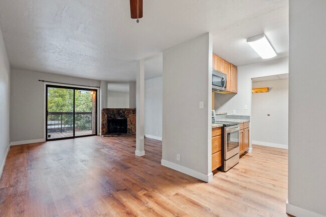 Building Photo - Updated Condo near Virginia Lake
