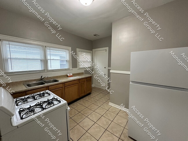 Building Photo - Large Upper 2 Bedroom SE Side Unit