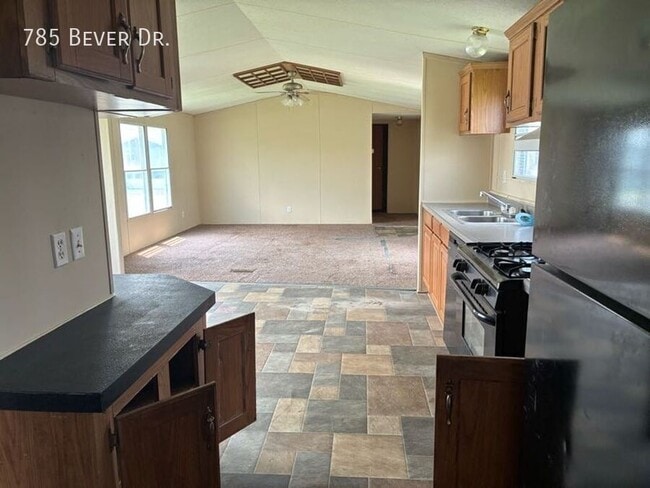 Building Photo - 785 N Bever Dr