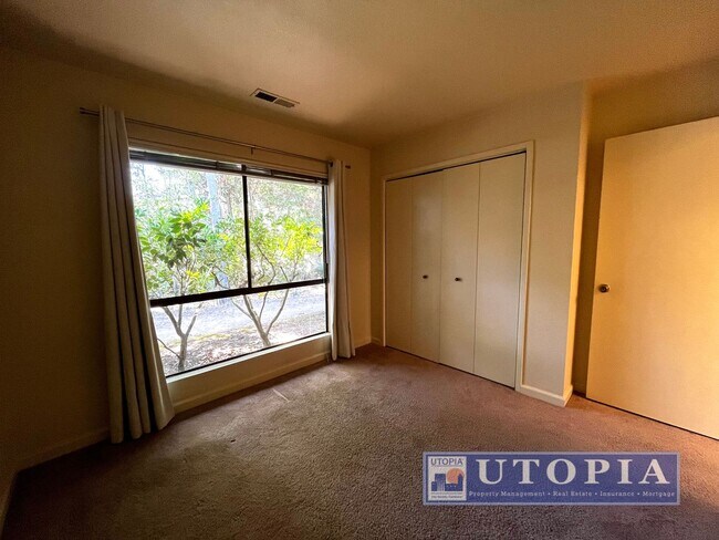 Building Photo - Charming 3 Bedroom, 2-bathroom Townhouse v...