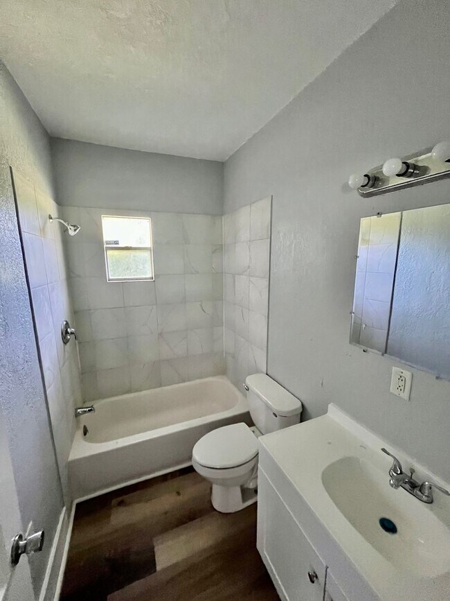 Building Photo - HUGE Dade City 3BR/1BA/1 Car Garage Home w/Tons of Living Area! NO APPLICATION FEE!