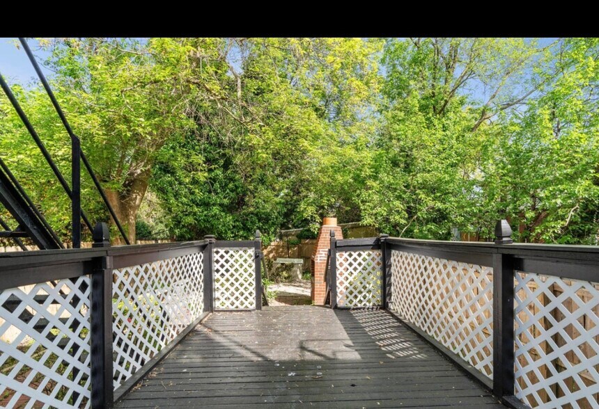 Building Photo - 2305 N Monroe St