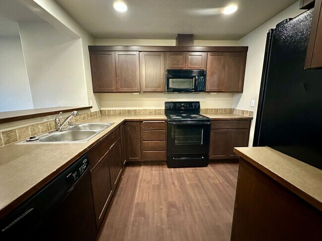 Building Photo - 3 bed/ 3.5 Bath Townhome in Cheney