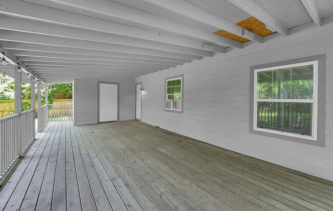 Building Photo - Updated 2 Bedroom Rental with Large Backyard