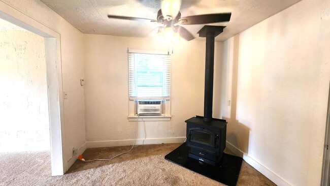 Building Photo - 2 Bed 1 Bath 1 Car Detached Garage in the ...