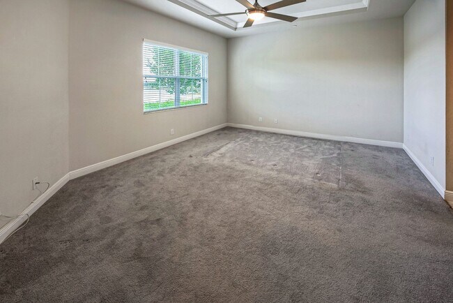 Building Photo - 2/2+Den Coach Home Available Annually!