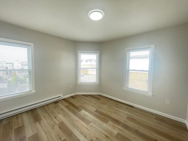 Building Photo - 551 Somerville St