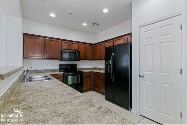 Building Photo - Beautiful 3Bdm 2Ba + Den Home Near Avondale & Goodyear!