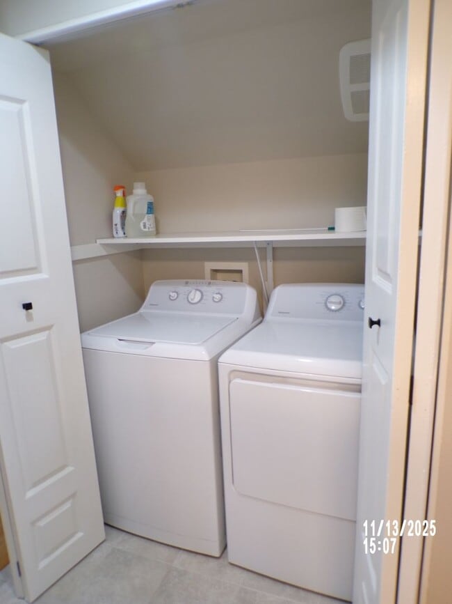 Building Photo - Charming house close to parks