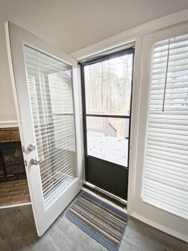 Building Photo - Beautifully Renovated 2 Bedroom 2 Bath in ...