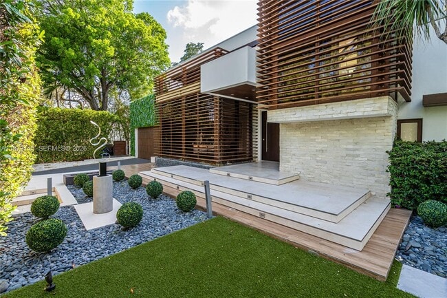 Building Photo - 3009 Pine Tree Dr