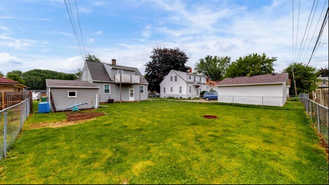 Building Photo - 423 Vroman St
