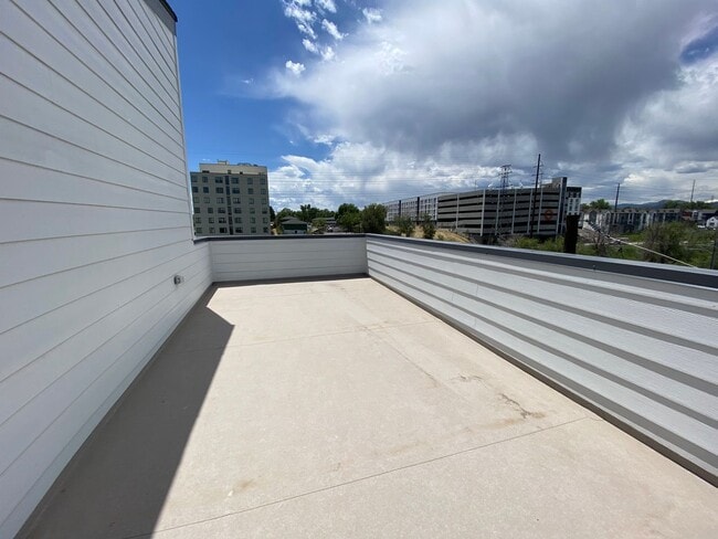 Building Photo - Beautiful End Unit at Overlook Station