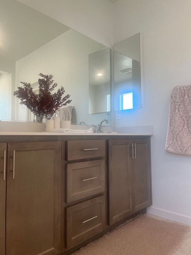 Building Photo - Beautiful Town-Home Bedford Community!