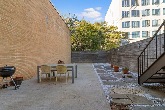 Building Photo - 347 Kosciuszko Street