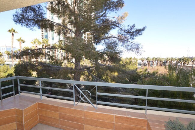 Building Photo - 270 E Flamingo Rd