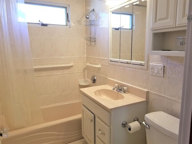 Building Photo - 20 School St