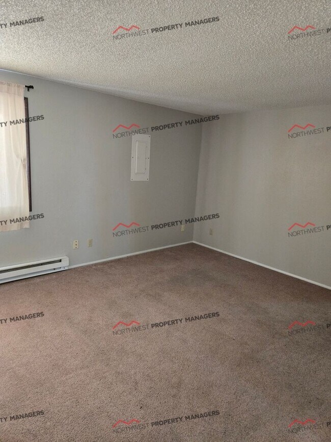 Building Photo - R40A