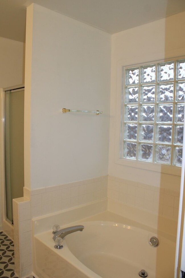 Building Photo - 3 Bedroom 2 Bath W/Bonus South Augusta!