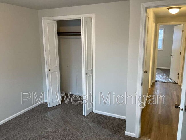 Building Photo - 2359 Barberry Dr SW