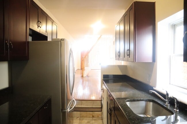 Building Photo - (Townhouse for Rent ) Simply Beautiful