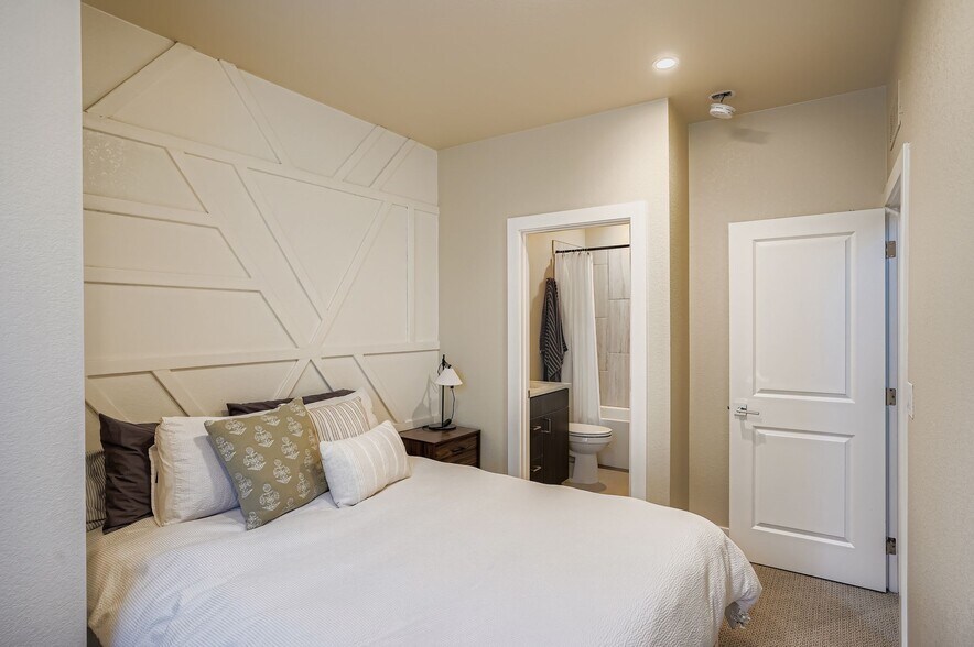 Building Photo - 2739 W 24th Ave