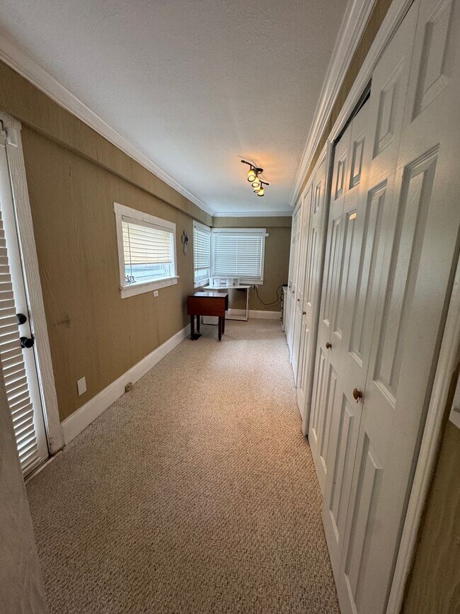 Building Photo - Knoxville 37917 - 2 bedroom, 1 bath - call Lisa Vineyard 865-216-9334