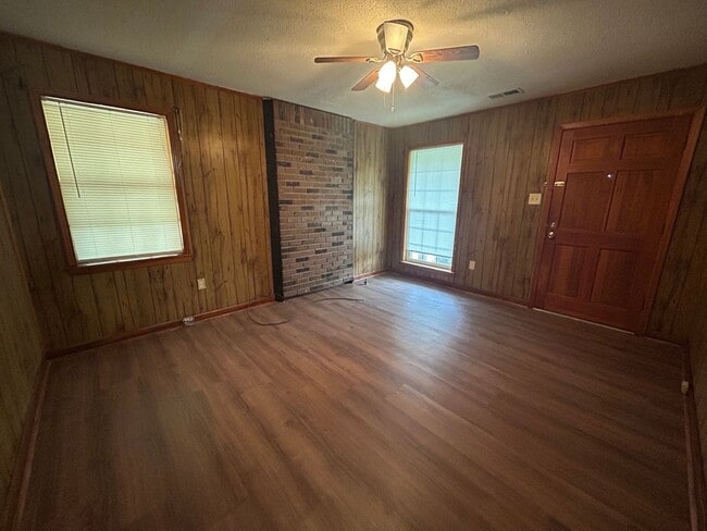 Building Photo - 307 Pinewood St