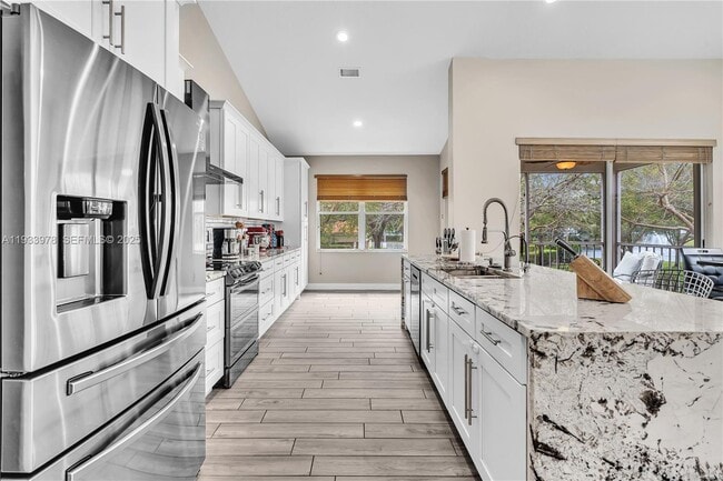 Building Photo - 8520 Vía Romana