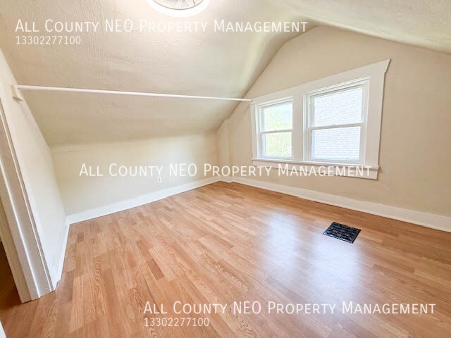 Building Photo - 126 E Mapledale Ave