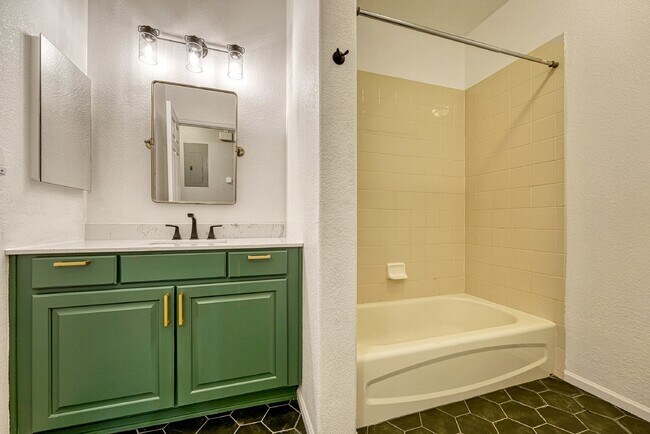 Building Photo - $2,040.95, 2 bed, 2 bath Condo located in Aurora with Central AC and In Unit Laundry